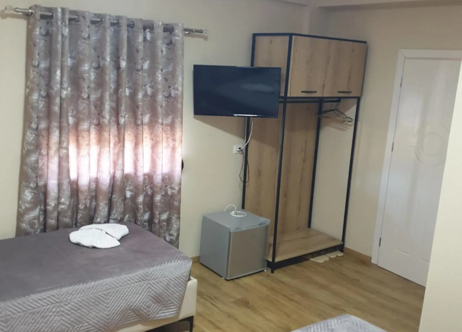 Qiqi Hotel Гирокастра